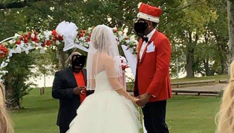 Соцсети высмеяли жениха, который выглядел как «помесь Санта-Клауса с сутенером» на свадебном фото