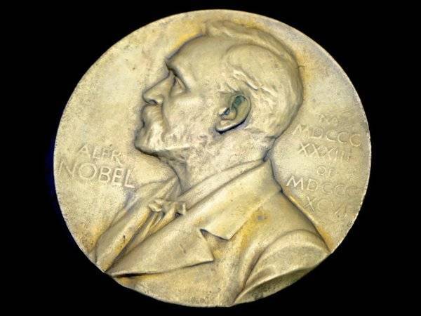 Нобелевскую премию по литературе вручили сразу за два года. Ее получили писатели из Польши и Австрии