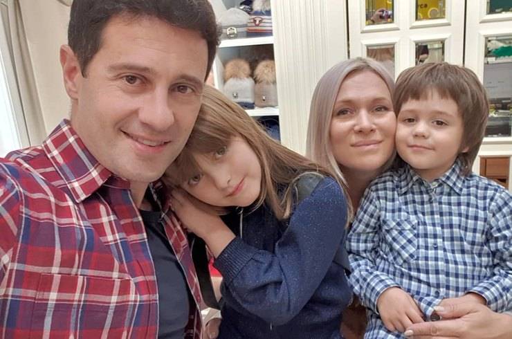 Виктория Макарская показала трогательное фото с мужем и подросшими детьми