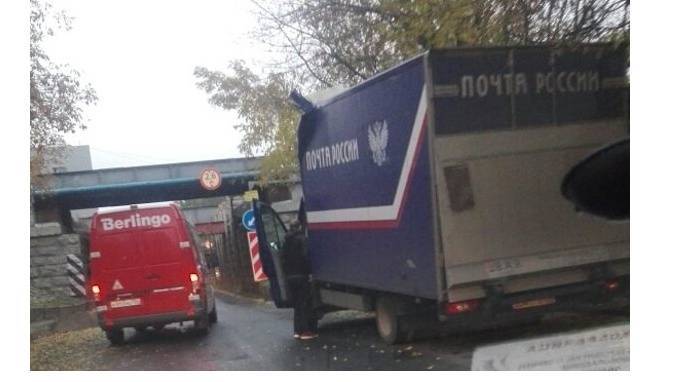"Почта&nbsp;России" прокомментировала аварию грузовика с посылками под "мостом глупости"