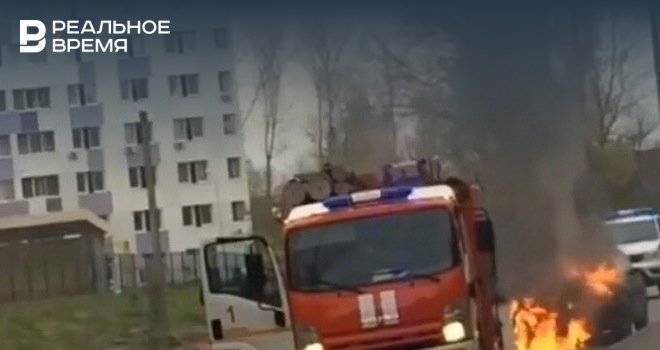Соцсети: в Казани загорелся автомобиль