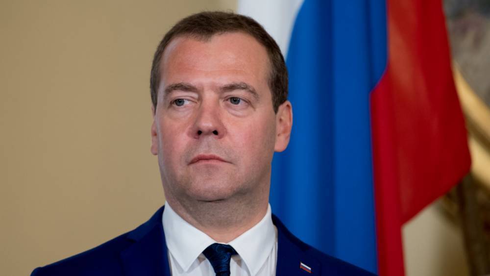 Сборную России по футболу с победой над сборной Шотландии поздравил Дмитрий Медведев