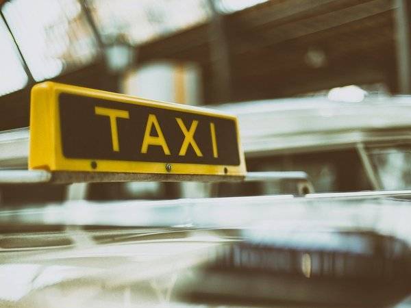 В Петербурге таксист избил клиента за долгое ожидание и отобрал у него восемь тысяч рублей