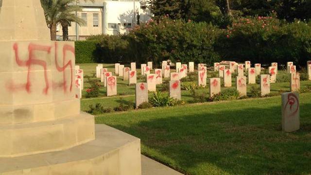 Вандализм на двух кладбищах в Израиле: повреждены десятки надгробий