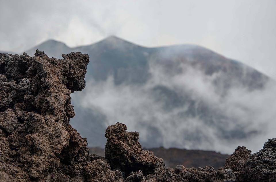 Сицилийский вулкан Этна возобновил активность и выбросил столб пепла
