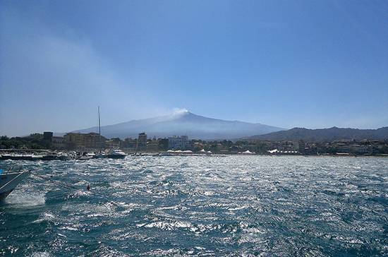 Вулкан Этна на Сицилии выбросил столб пепла