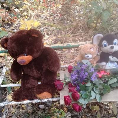 Жители Саратова несут игрушки и цветы к месту убийства девочки