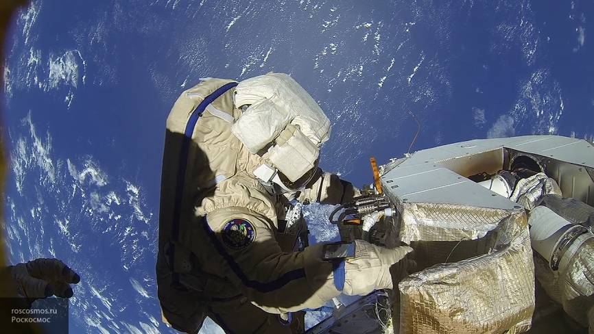 NASA прервало трансляцию выхода астронавтов в космос для сообщения о смерти Леонова