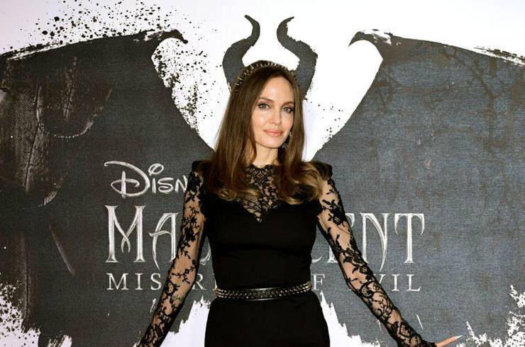 Анджелина Джоли в прозрачном платье с кружевом повеселилась на фотоколле