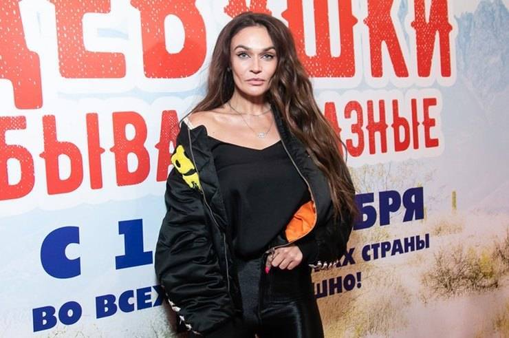 Алена Водонаева в легинсах эротично станцевала на премьере фильма в Москве