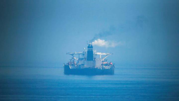 Атакованный иранский танкер "истекает" нефтью и загрязняет Красное море