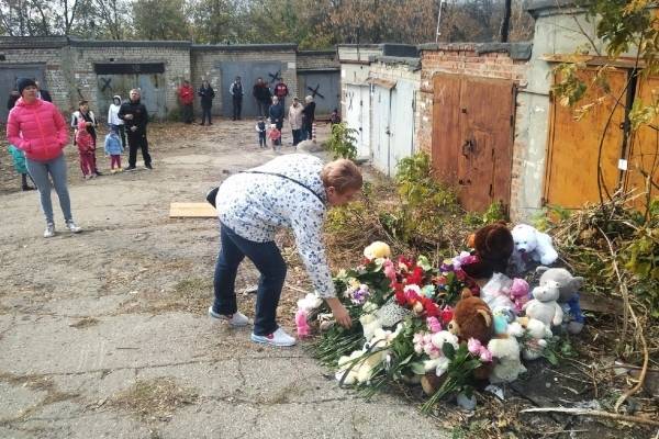 Жители Саратова несут игрушки и цветы к месту убийства девочки