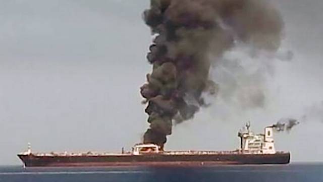 Поврежденный взрывами иранский танкер вышел из Красного моря