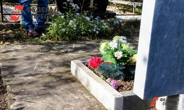 СМИ сообщили об увольнении смотрителя на алтайском кладбище после скандала с могилами детей