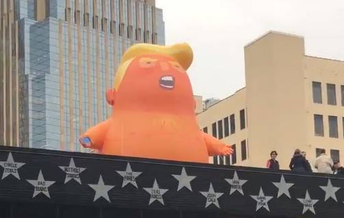 Надувного "Малыша Трампа" установили напротив места митинга президента