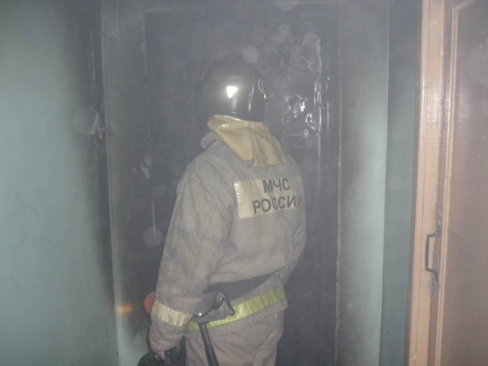 На улице Колокольной пожарные за час потушили пожар в шестикомнатной коммуналке