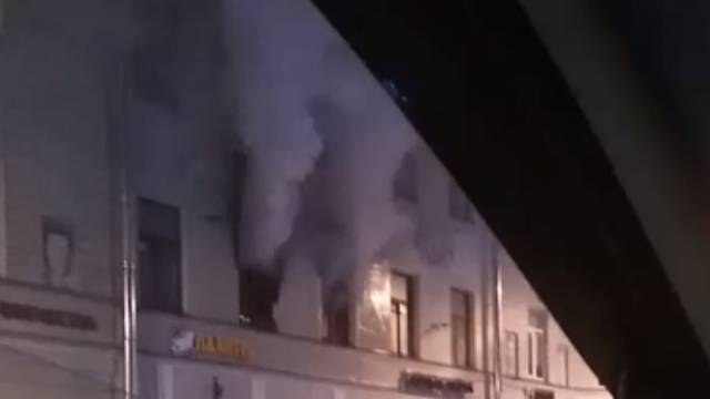 В центре Петербурга людей эвакуируют из горящего дома