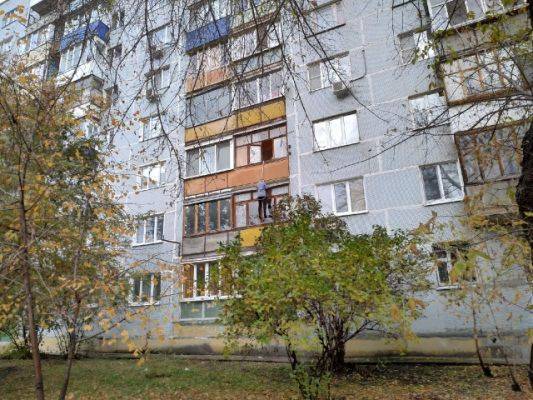В Сызрани на фасаде многоэтажного дома висел труп женщины