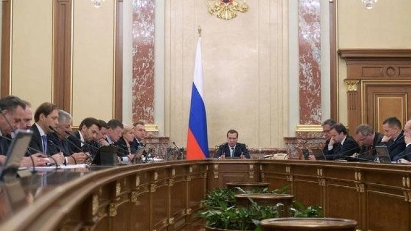 Медведев потребовал отменить комиссии за «банковский роуминг»