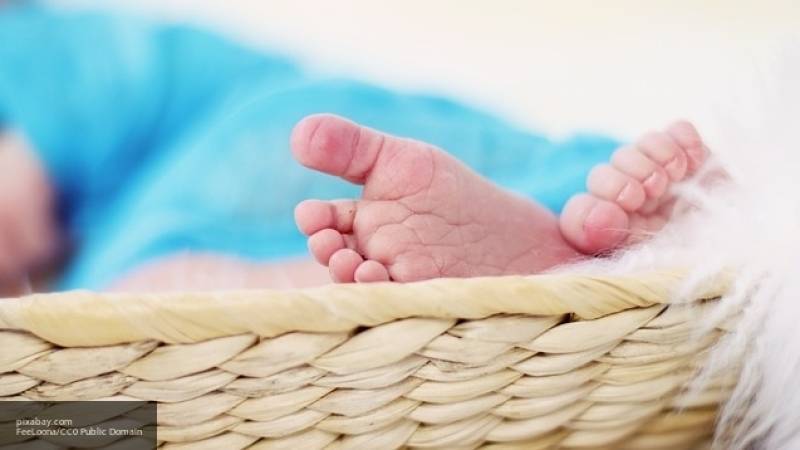 Родившемуся с тремя ногами и без ануса малышу московские хирурги удалили лишнюю конечность