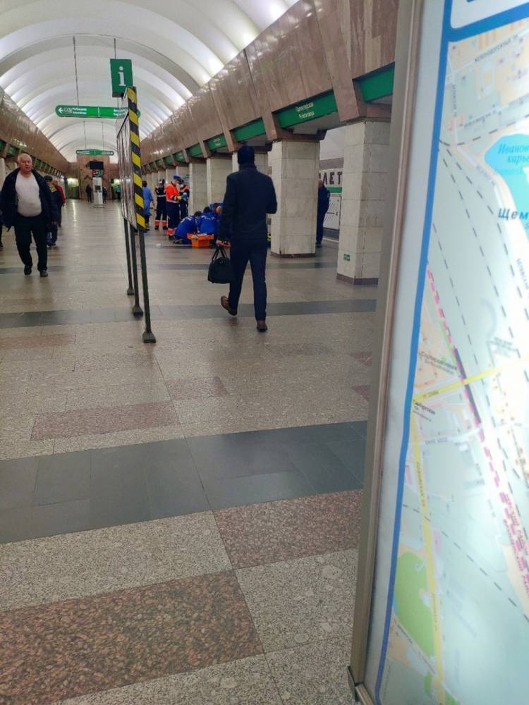 Очевидец рассказал о том, как вытаскивали пострадавшего в метро мужчину