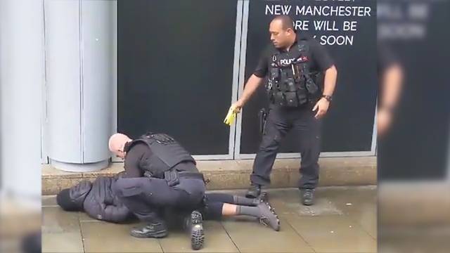 Видео задержания преступника, напавшего с ножом в Манчестере