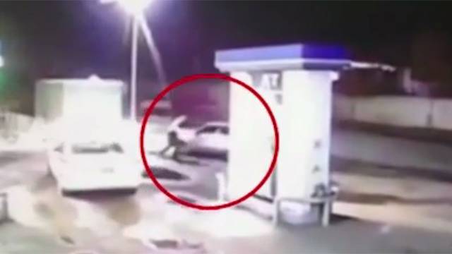 Видео: пьяный лихач врезался в бензоколонку, пытаясь уйти от погони