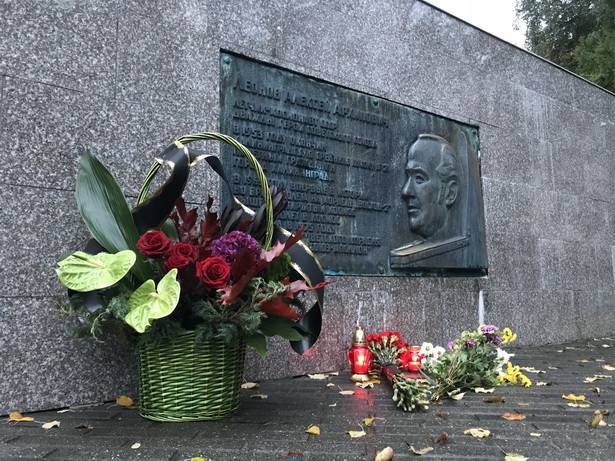 Калининградцы несут цветы к монументу Алексею Леонову