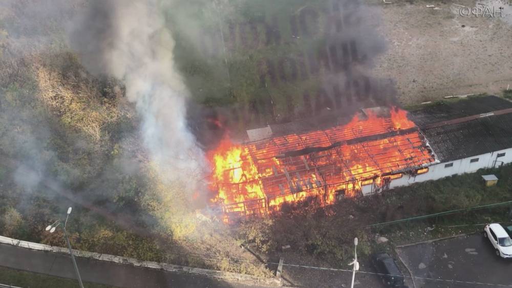 Сильный пожар произошел на конюшне в подмосковном Красногорске