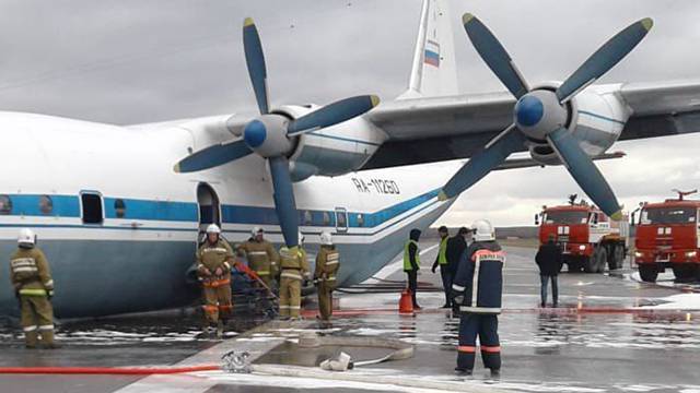 При аварийной посадке Ан-12 в Екатеринбурге никто не пострадал