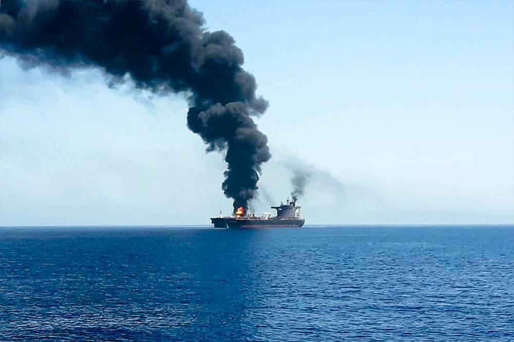 На иранском танкере возле побережья Саудовской Аравии произошли взрывы, произошел разлив нефти