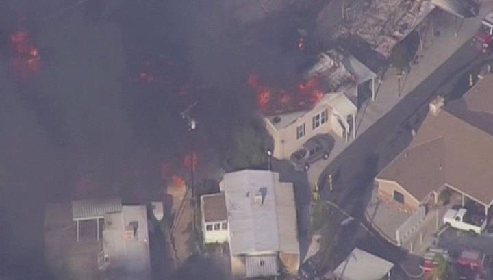 Лесной пожар в Южной Калифорнии уничтожил более 20 зданий