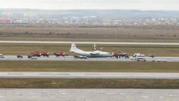 Самолет Ан-12 сел на брюхо в аэропорту Екатеринбурга