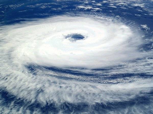В Японии готовятся к приближению самого мощного за 60 лет тайфуна. Жители скупают еду и воду, предприятия останавливают работу