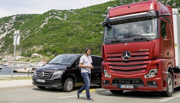 Сам рулит, сам тормозит: Mercedes-Benz готовит для России грузовик без зеркал
