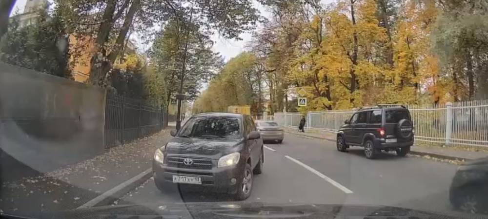 Водитель Toyota ехал «против шерсти» в Пушкине и чуть не попал в ДТП