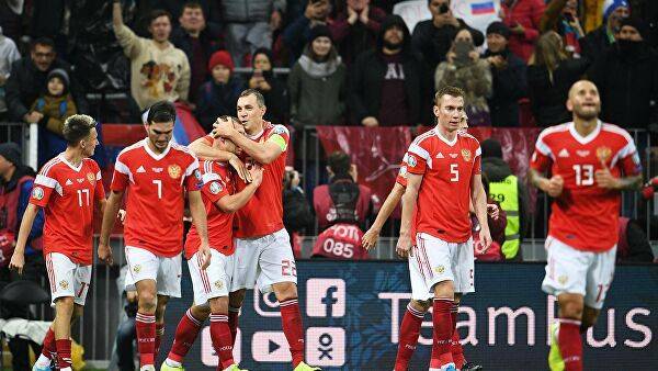 Сборная России прилетела в Ларнаку на матч квалификации ЧЕ с командой Кипра