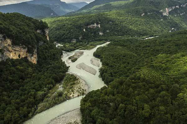 Российского туриста смыла горная река в Абхазии