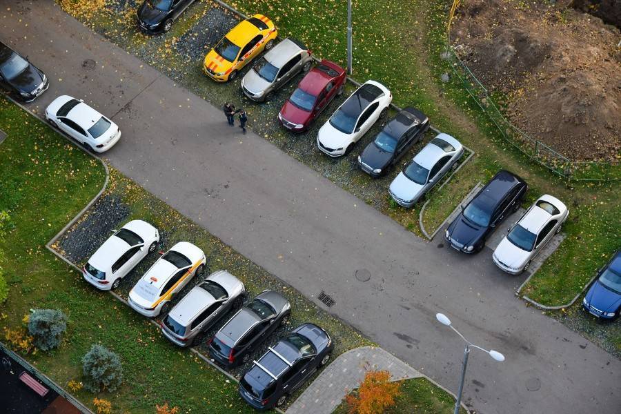 Названо число штрафов за парковку на газонах в столице