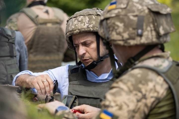 Зеленский: Украина не сдаст свои территории, но закончит войну