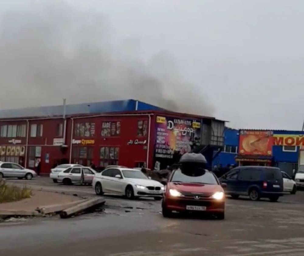 Спасатели локализовали пожар в ангаре на Софийской