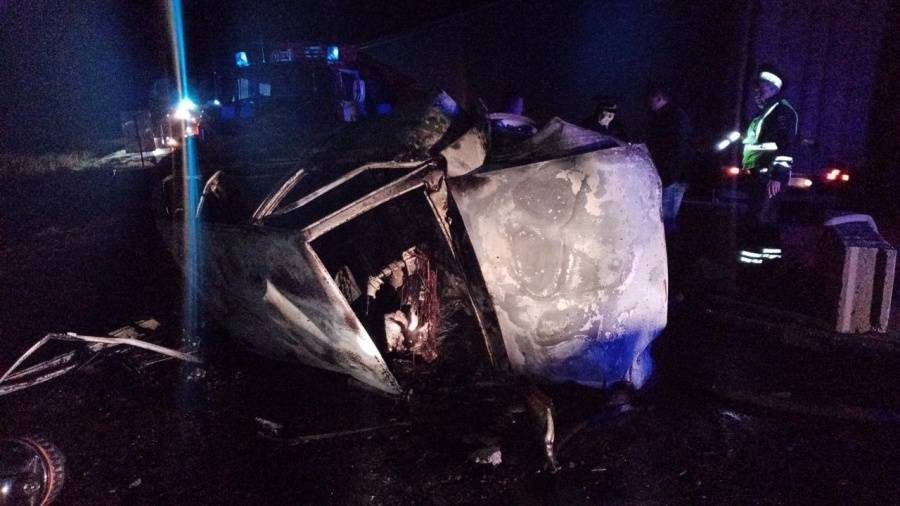Три человека сгорели в машине в результате ДТП в Свердловской области