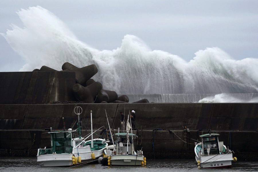 Высшая степень угрозы объявлена в Японии из-за тайфуна "Хагибис"