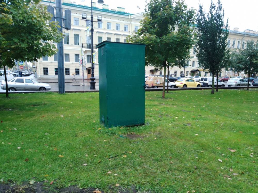 Шварценеггер полностью исчез с будок в Александровском саду