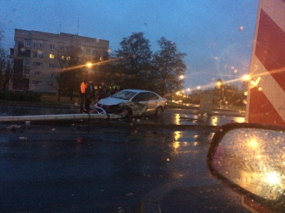 В жесткой аварии на перекрестке Петербургского шоссе и Ленинградской никто не пострадал