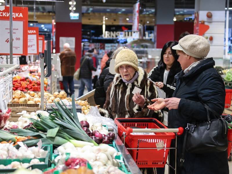 Годовая инфляция в России впервые упала ниже целевых значений