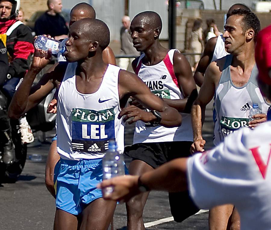 Спортсмен из Кении Кипчоге преодолел марафонскую дистанцию менее чем за два часа
