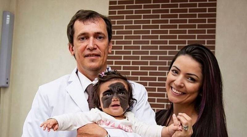 Малышка из США, родившаяся с огромным темным пятном на лице, перенесла первую успешную новаторскую операцию в России