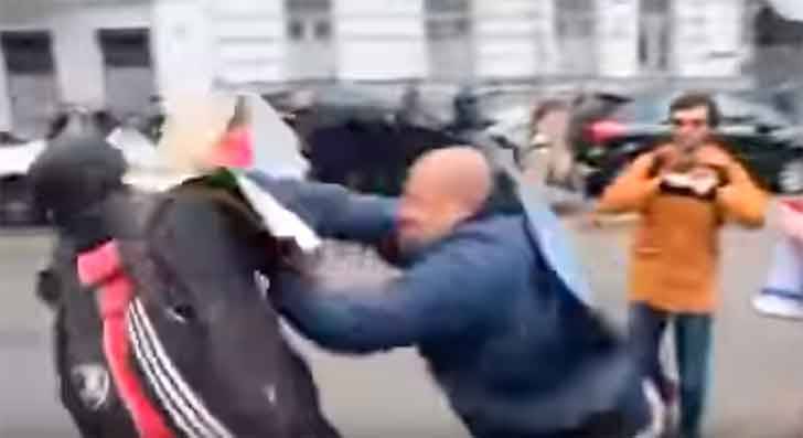 В Киеве турки выбежали из посольства и напали на прокурдских демонстрантов