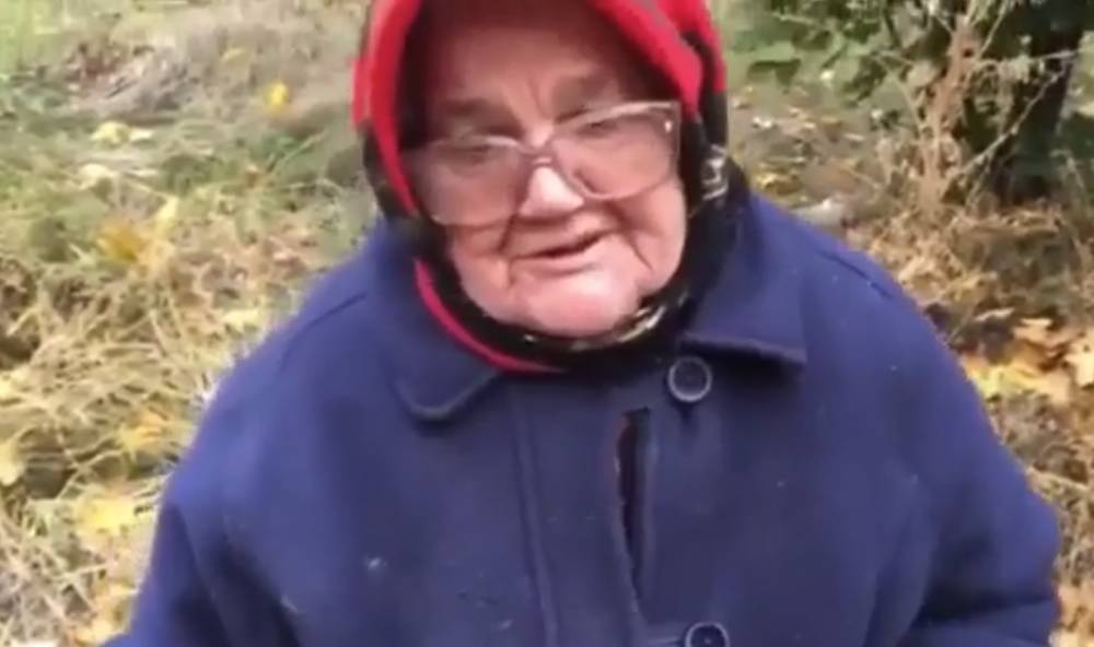 На Украине мужчины сняли на видео, как раскидали продукты пенсионерки